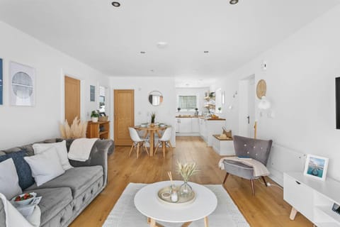 TV and multimedia, Kitchen or kitchenette, Living room, Seating area, Dining area