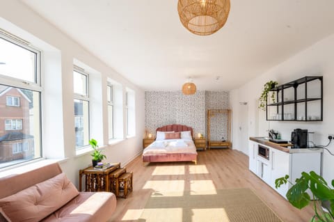 Neighbourhood Bedrooms Apartment in Cardiff