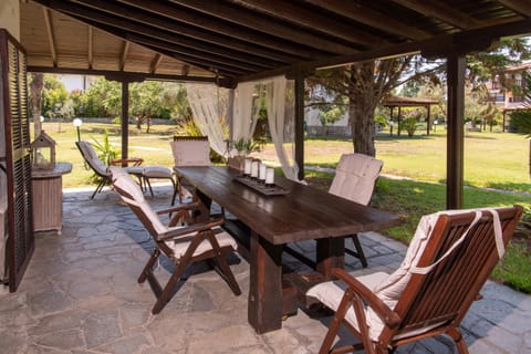 Patio, Day, Garden, Dining area, Garden view