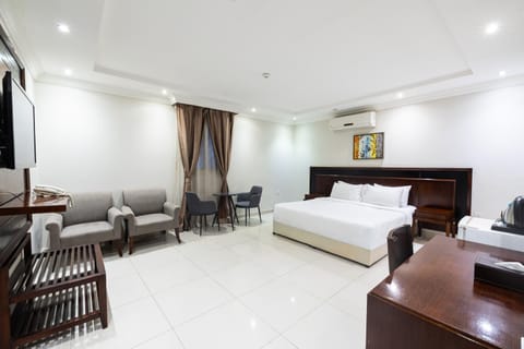 Bed, Photo of the whole room, Seating area, Bedroom