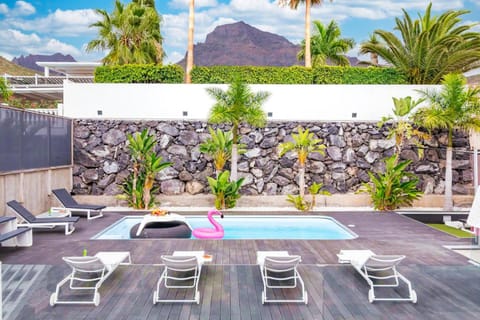 View (from property/room), Balcony/Terrace, Mountain view, Swimming pool
