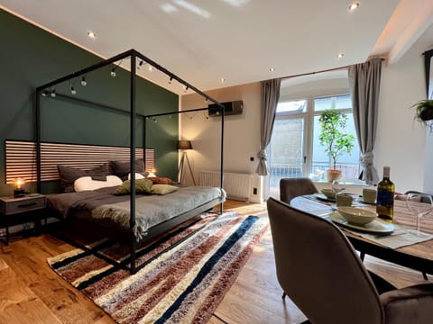 Bed, Living room, Photo of the whole room, Seating area, Dining area, Bedroom