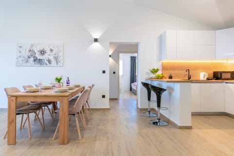 Kitchen or kitchenette, Dining area, Food, minibar, pet friendly, stove