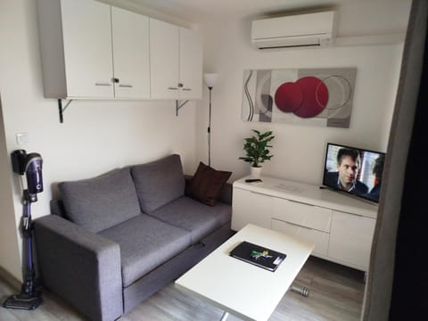 Property building, Communal lounge/ TV room, TV and multimedia, Living room, Seating area, air conditioner