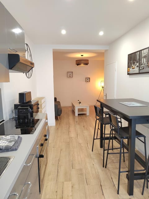 Kitchen or kitchenette, Living room, Seating area, Dining area, minibar, pet friendly, stove