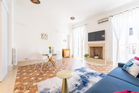 Communal lounge/ TV room, TV and multimedia, Living room, Seating area, Evening entertainment, air conditioner