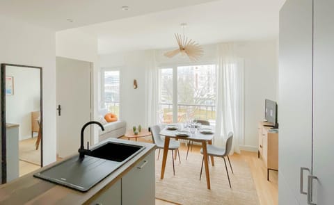 TV and multimedia, Kitchen or kitchenette, Dining area, hair dresser