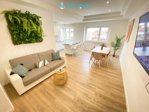 TV and multimedia, Living room, Seating area, Dining area