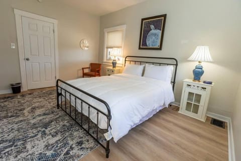 Updated & Comfy Bungalow with Parking Easy Access House in Pittsburgh