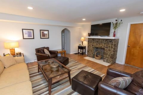 Updated & Comfy Bungalow with Parking Easy Access House in Pittsburgh