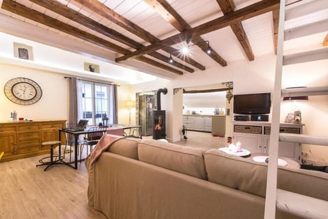 Communal lounge/ TV room, TV and multimedia, Kitchen or kitchenette, Living room, Other, Seating area, Dining area, Evening entertainment