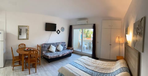 Sunny Apartment at Benal Beach Resort 4 Pools, Water Slides Steps from Beach Apartment in Benalmadena