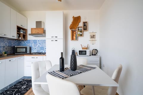 Property building, Kitchen or kitchenette, Living room