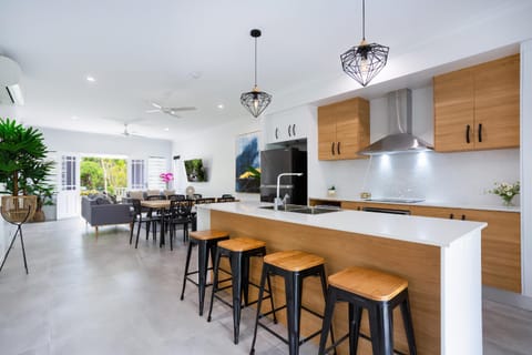 TV and multimedia, Living room, Photo of the whole room, Decorative detail, Seating area, Dining area, fireplace, minibar, pet friendly, stove, kitchen, air conditioner