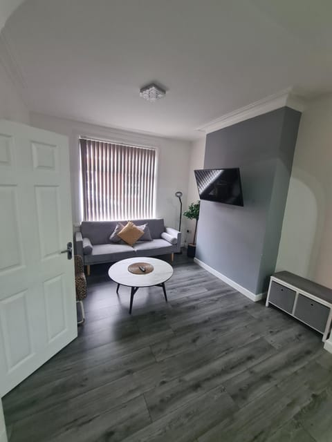 Lovely 2-bedroom house close to Media City. Apartment in Salford