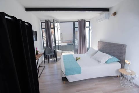 Bed, TV and multimedia, Photo of the whole room, Bedroom, air conditioner