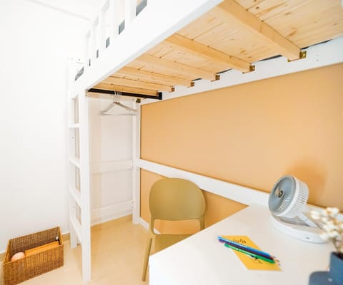 Seating area, Bedroom, bunk bed