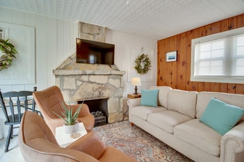 Mountain Home Cabin with Fire Pit Less Than 1 Mi to Lake! Cabin in Norfork Lake