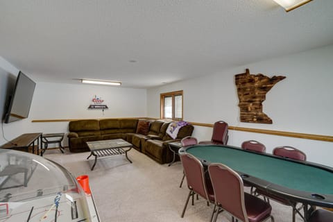 2 Mi to Super Rink Sporty Group Getaway in Blaine House in Blaine