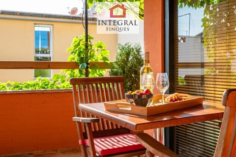 Property building, Patio, Day, Food and drinks, Dining area, Food, Drinks