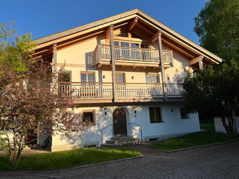 Barrierefreie 3-Zi.-Ferienwohnung mit Gartenzugang in ruhiger, zentrumsnaher Lage Apartment in Tyrol