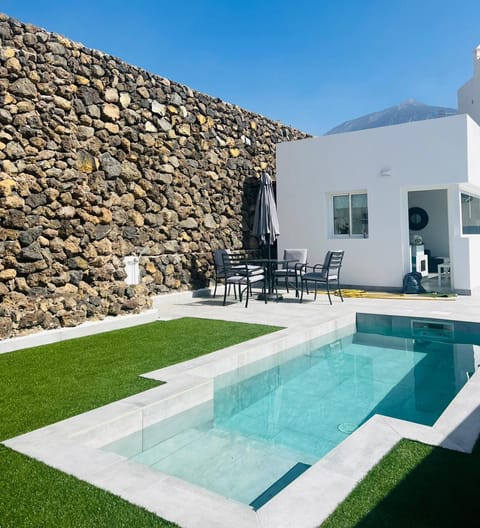 Day, Natural landscape, Pool view, Swimming pool