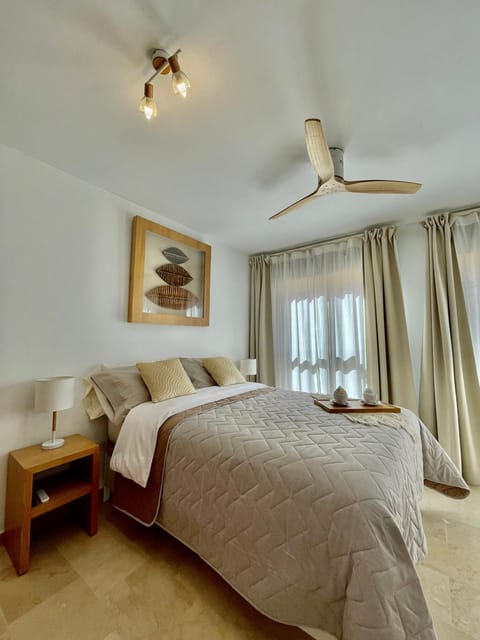 Bed, Photo of the whole room, fireplace