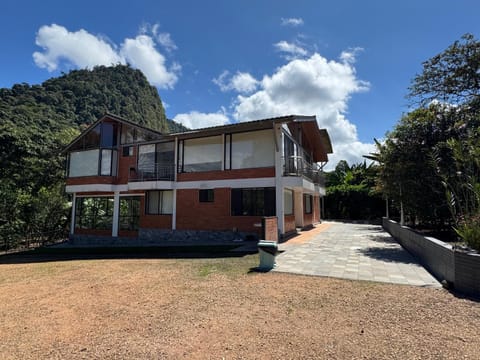 Property building, Spring, Off site, Day, Natural landscape, Mountain view, Mountain view, Area and facilities, Parking
