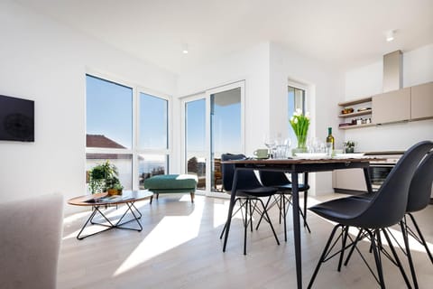 TV and multimedia, Kitchen or kitchenette, Living room, Seating area, Dining area