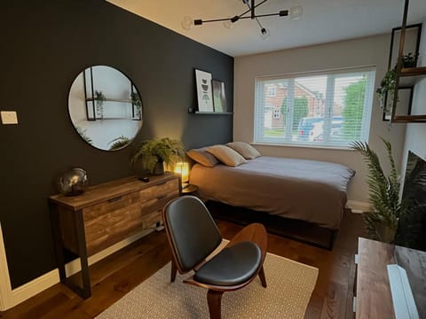 Bed, Photo of the whole room, Seating area, Bedroom