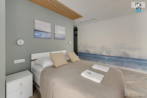 Bed, towels