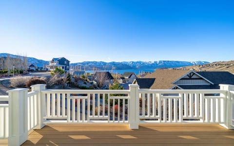 LakeView Landing #16 with Carriage House House in Chelan (In Town)