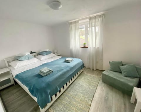 Bed, Photo of the whole room, Bedroom, towels