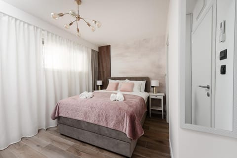 Bed, Photo of the whole room, Bedroom, fireplace, wardrobe