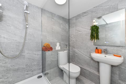 Shower, Toilet, Bathroom, towels