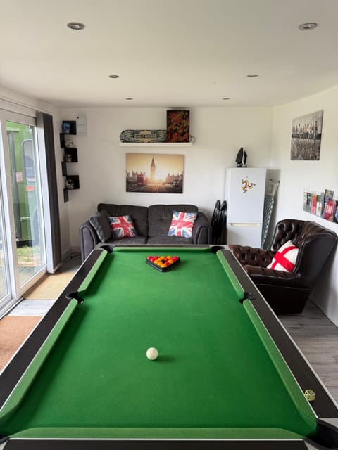 The Green Bus and the lodge Apartment in West Oxfordshire District