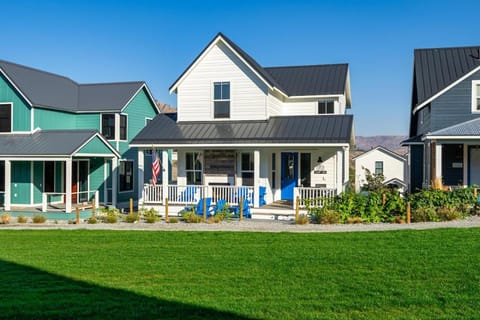 Surf or Ski #115 House in Chelan (In Town)