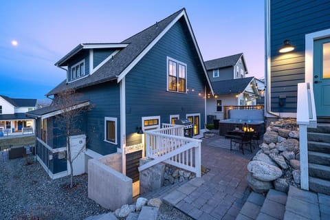 On Lake Time #86 House in Chelan (In Town)