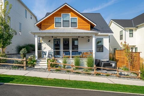 Dock Holiday with Carriage House #134 House in Chelan (In Town)