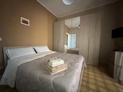 Bed, TV and multimedia, Photo of the whole room, Bedroom, towels, wardrobe