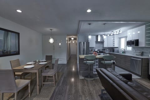 Kitchen or kitchenette, Seating area, Dining area, dishwasher, minibar, pet friendly, stove