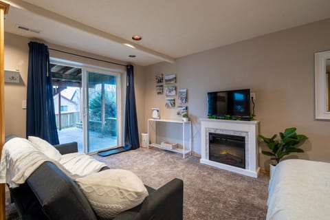 TV and multimedia, Living room, Seating area, flat iron