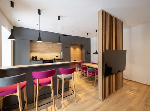 Kitchen or kitchenette, Dining area