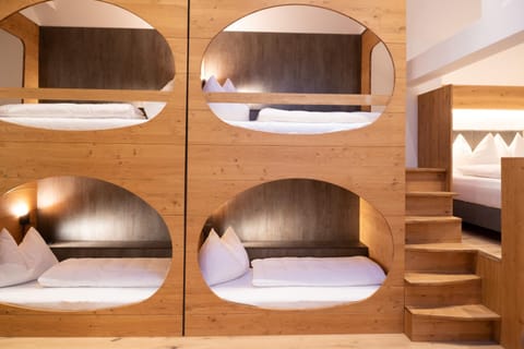 Bedroom, bunk bed