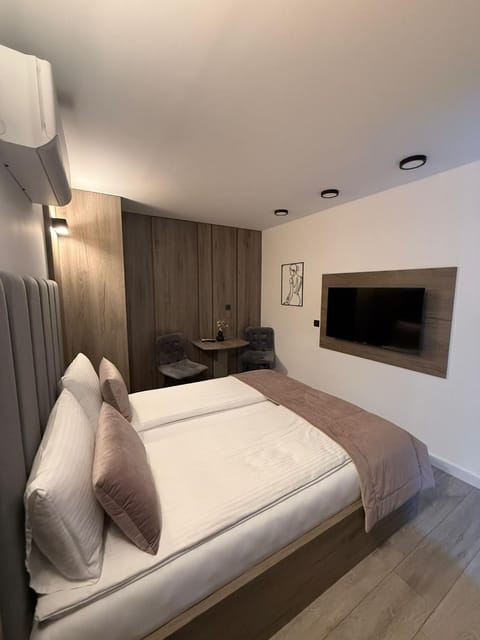 Bed, TV and multimedia, Photo of the whole room, Bedroom