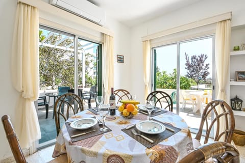 Garden, Living room, Dining area