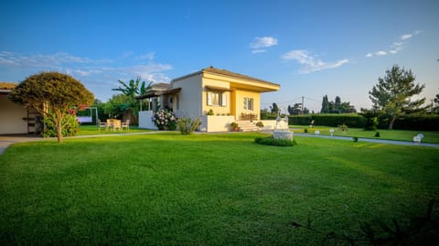 Property building, Day, Natural landscape, Garden, Garden view