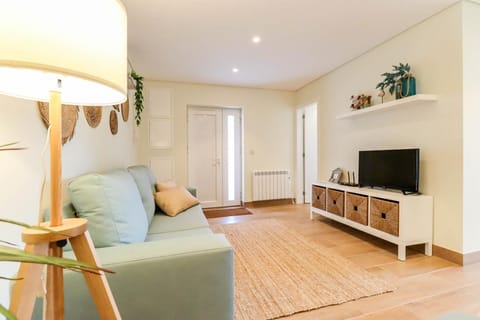 TV and multimedia, Living room, Seating area, Evening entertainment