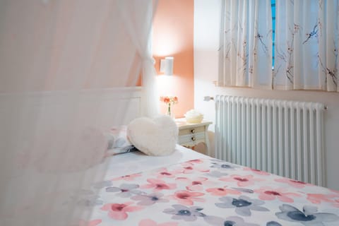 Bed, Photo of the whole room, Bedroom, internet