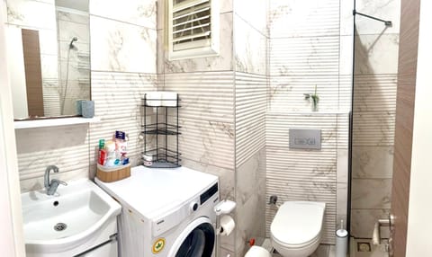 Shower, Toilet, towels, washing machine